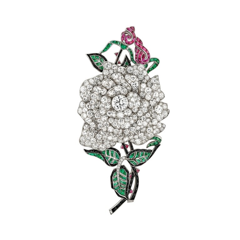ローズ ブローチ　1925年　プラチナ、エメラルド、ルビー、オニキス、ダイヤモンド　ヴァン クリーフ＆アーペル コレクション ©Van Cleef & Arpels