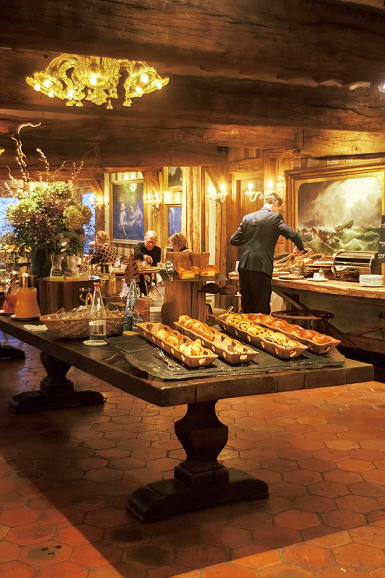 朝食会場の大テーブルはモネたちの時代から受け継がれたもの。