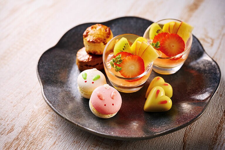 ティースタンドの上段は、キュートな卯のマカロン、2種類のスコーン(クランベリー、チョコレート＆アーモンド)など4種類。