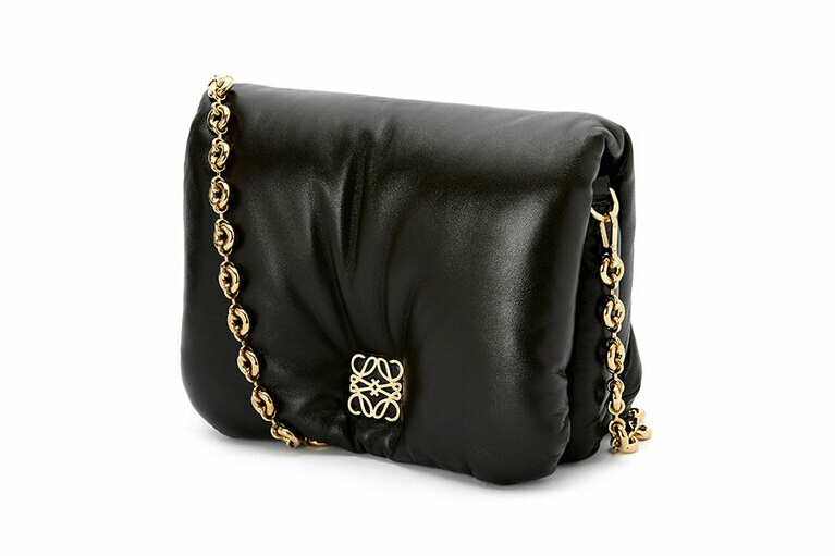 バッグ H17×W23×D9cm 409,200円／ロエベ(ロエベ ジャパン クライアントサービス)