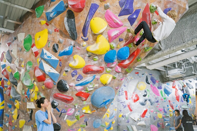 上級コースをスルスルと登っていく金子さんに驚く奈衣瑠さん。