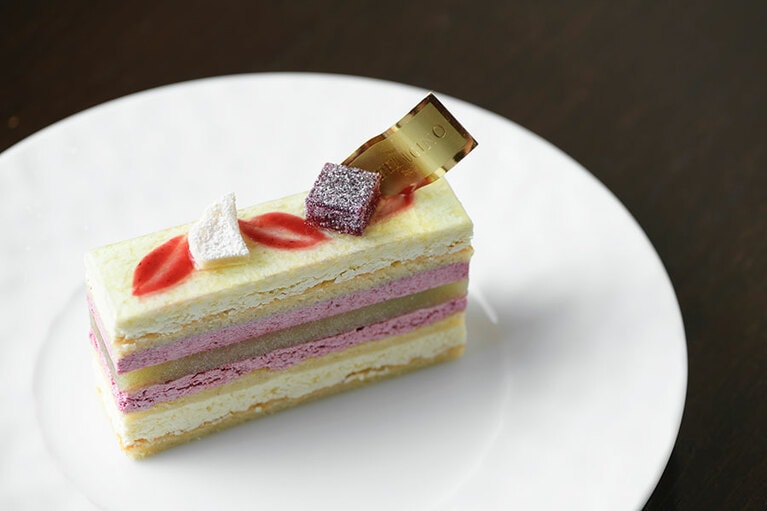 「アメジスト」は青リンゴのジュレの酸味とカルヴァドス(フランス・ノルマンディー地方でリンゴを原料として造られる蒸留酒)の香りが印象的。カシスと青リンゴのバタークリームの風味と口溶けが絶妙。