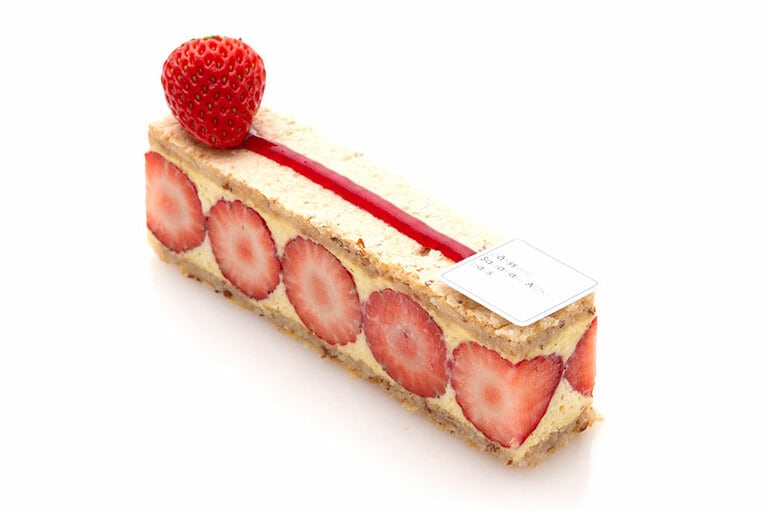 フレジエ 928円。軽やかなダコワーズ生地でたっぷりのクリームとイチゴをサンド。販売期間：販売中～5月中旬(予定)。販売店舗：丸の内店、東京ミッドタウン店、新宿伊勢丹店、渋谷ヒカリエShinQs東横のれん街店、横浜髙島屋店。