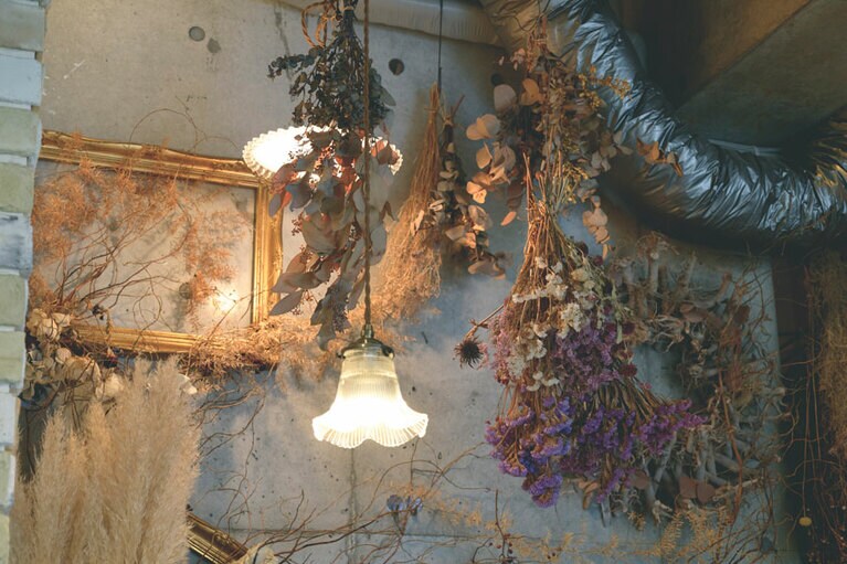 ペンダントライトとドライフラワーのラスティックなコーデ。
