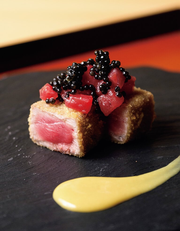 「カウンター割烹」コースより。「マグロのカツレツ」は、レアに揚げたマグロをキャビア、マグロのタルタルとともにマスタードソースで食すシグネチャーディッシュ。