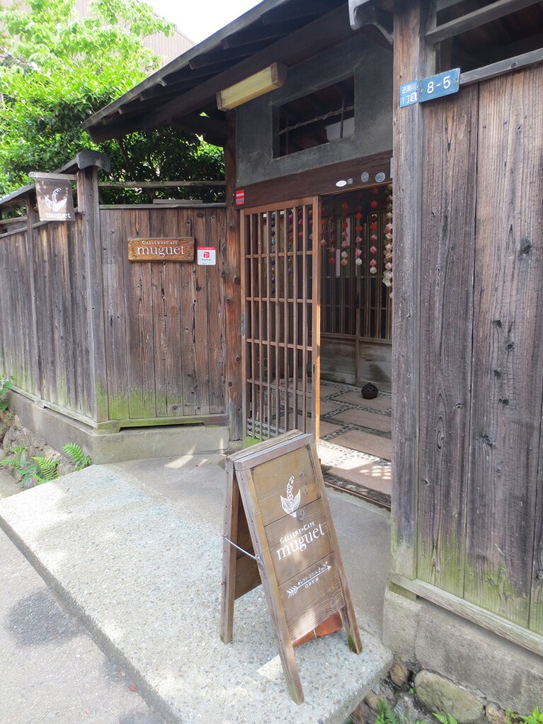 スズランの看板が目印。