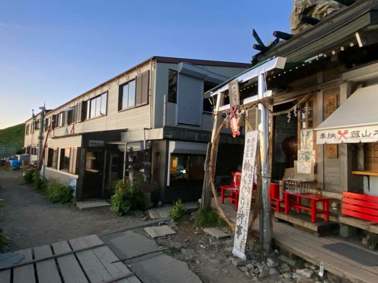 新居さんの曽祖父が創業し、現在まで登山者に愛される剣山頂上ヒュッテ。（写真提供：パドルブリュー）