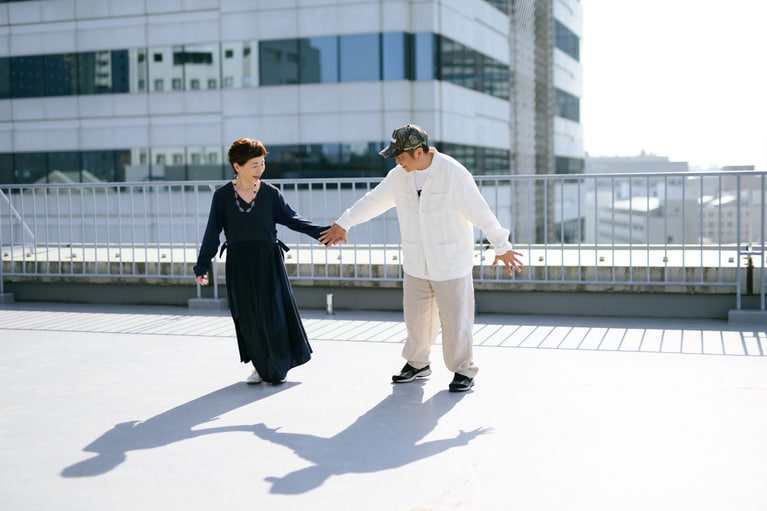 近田春夫さんと阿川佐和子さん。