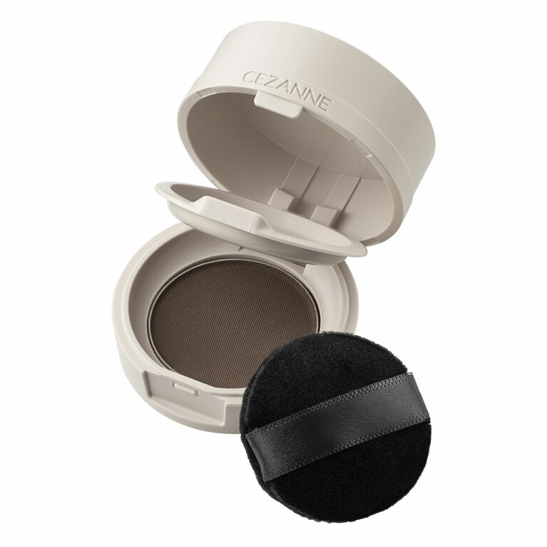 生え際の薄い部分や根元の白髪、ヘアラインの補正などに使えるパウダー。元々の髪の毛のように自然に仕上がる。保湿成分として、ツバキ種子油、マカデミア種子油など10種の美容成分を配合。石けん、洗顔料、シャンプーで落とせる。黒髪から明るい茶髪まで、自然になじむ、01なじみブラウン ヘアメイクパウダー 880円／セザンヌ