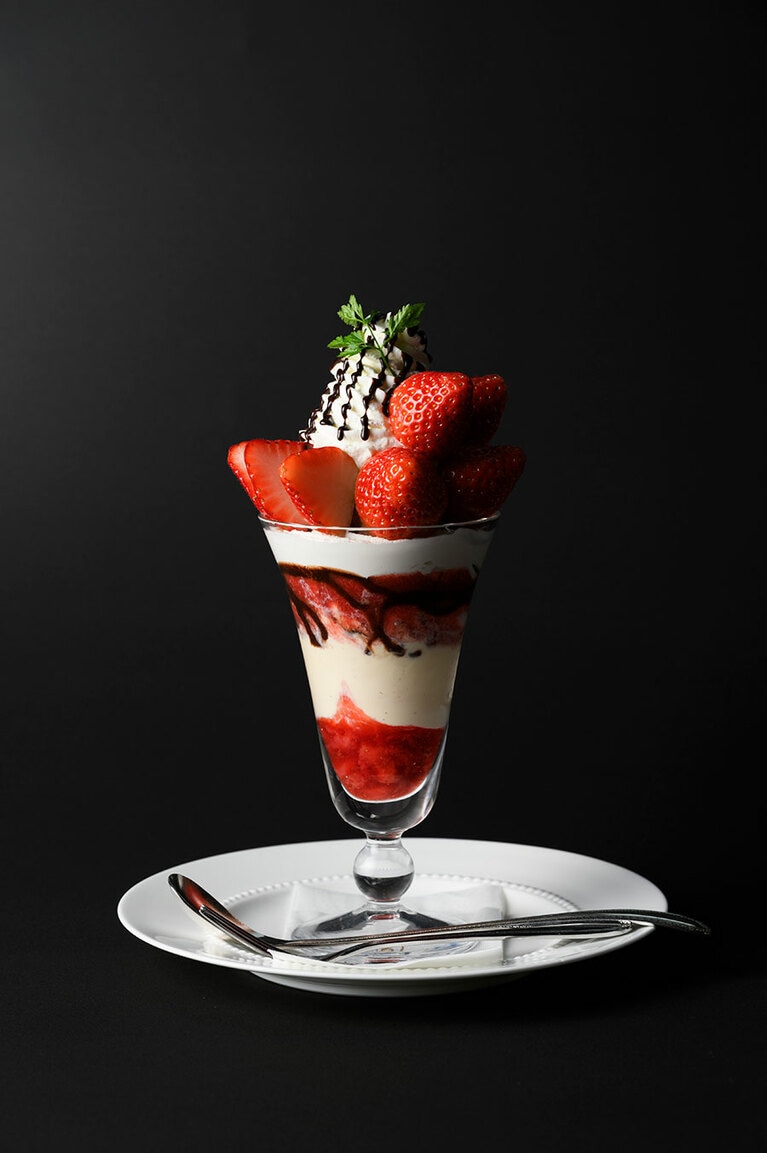 「ストロベリーチョコレートパフェ」（2,310円）。