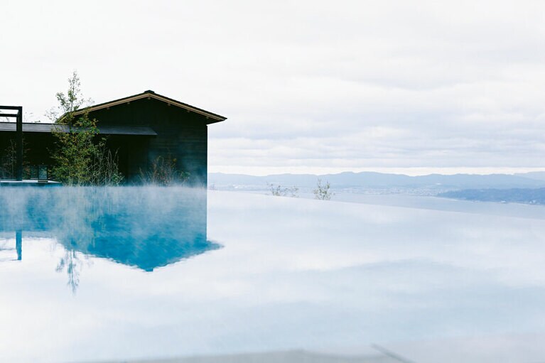 【ANAインターコンチネンタル別府リゾート＆スパ】ここでしか出合えない別府の景色が広がるインフィニティプール。隣にはジャグジーもあり、夢心地の時間を過ごせる。／Photographs：Yoshikazu Shiraki