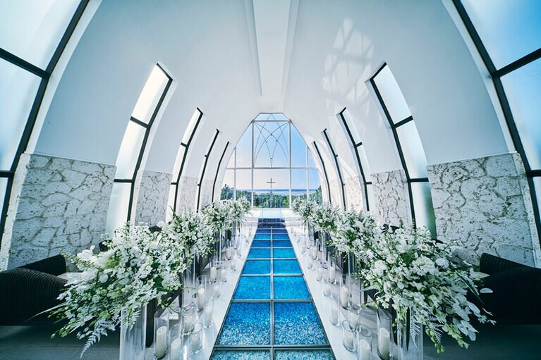 琉球ガラスのヴァージンロードが美しい。