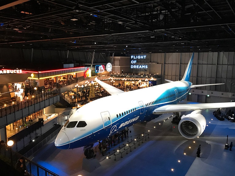 4階の観覧エリアに上って初めて機体の全体を見渡すことができる。ここに上るためには整理券をもらっておく必要がある。