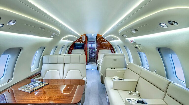 小型機には、最大14人まで搭乗することができる。