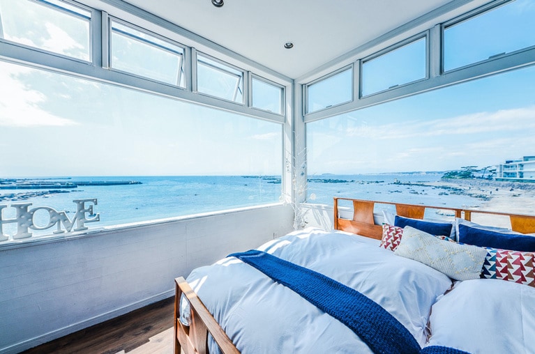 “こんなに海が近い宿、初めて！” と感激間違いなしのTHE HOUSE on the beach。