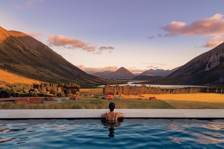 “ホームステッド”のプールからは壮大なカンタベリー高原の眺めに浸ることができる。©Lisa Sun Photography