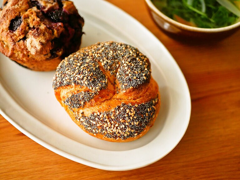 「トマトベーグル エヴリシング」290円。