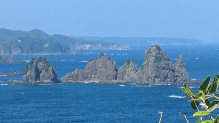 岬の東側に浮かぶ奇岩群もフォトジェニック。