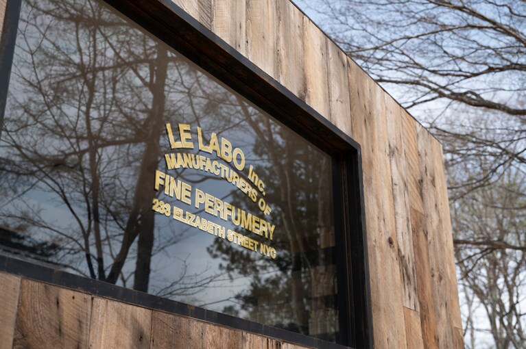 新緑に包まれながら香りと向き合う。移動する店舗ならではの「ル ラボ オン ウィールズ」を軽井沢で体験