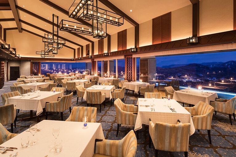 アクアダイニングで暮れゆく山々を眺めながらディナー。