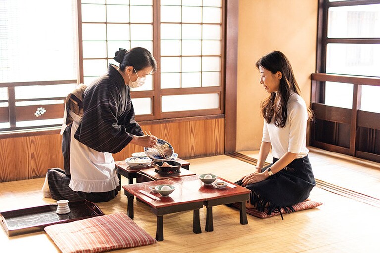 仲居さんの所作に目が釘付け。