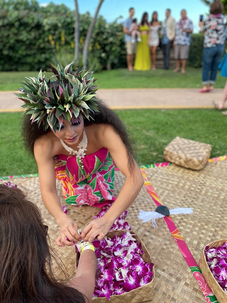 ラウハラマットの上でレイ作り。