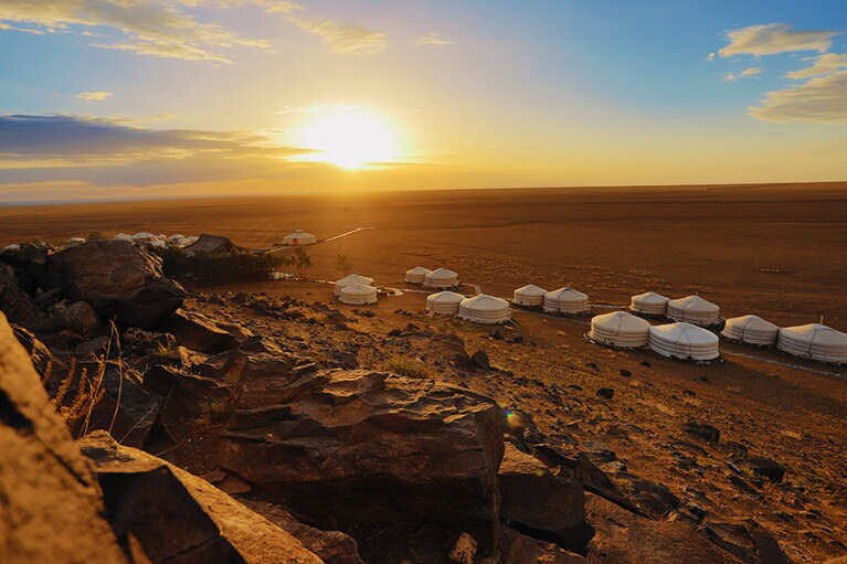 広大なゴビ砂漠とアルタイ山脈を見渡し、シルクロードが栄えた時代に思いを馳せる。