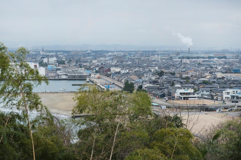 灯台のある高台からは港がみえる。