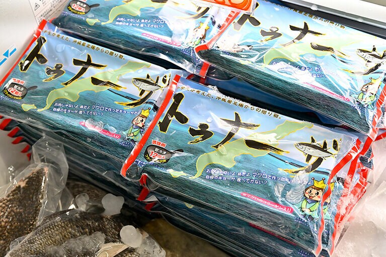 島にあがるまぐろともずくが入った「トゥナーザ」。売り上げの一部は島の子供たちの教育支援に活用されます。(「ヴィラージュ」にて)