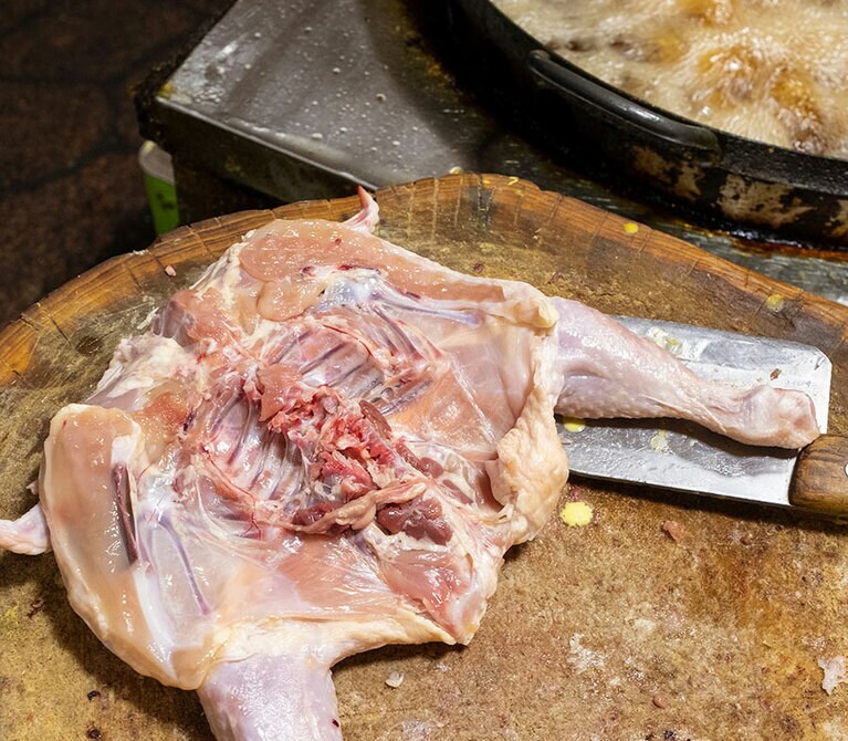 店主の包丁捌きのパフォーマンスも楽しみつつ、できあがりを待ちたい。