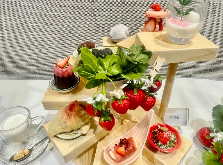 ティースタンドに飾られたイチゴの中に、1つだけ本物のイチゴが隠れています。