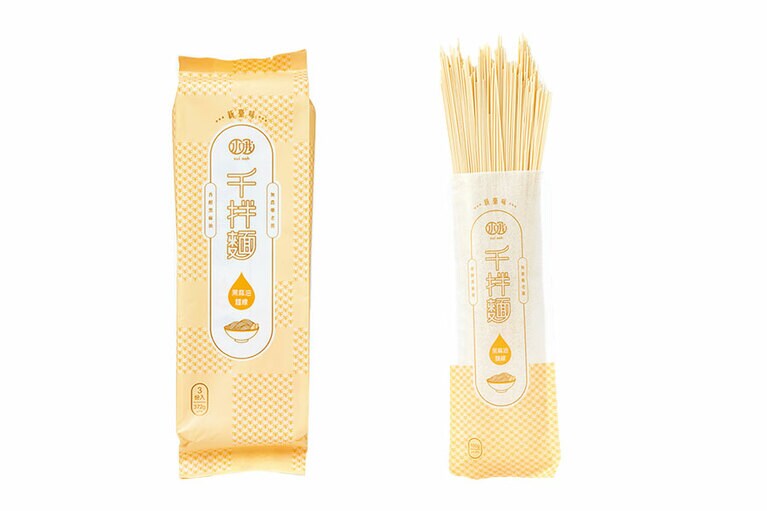 クセがなく、日本人向け。そうめんのような麵。4袋入り 218元。