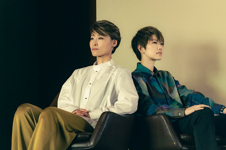 寿つかささん（左）と七海ひろきさん（右）。