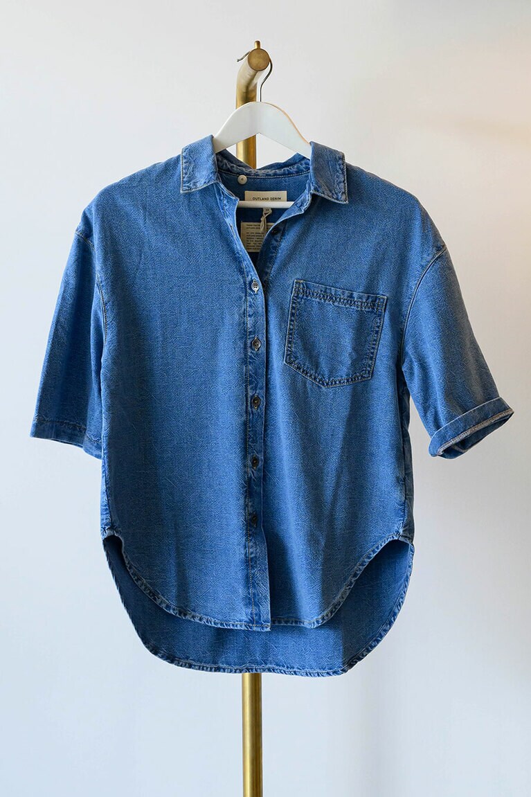 “OUTLAND DENIM”のシャツ 219ドル。