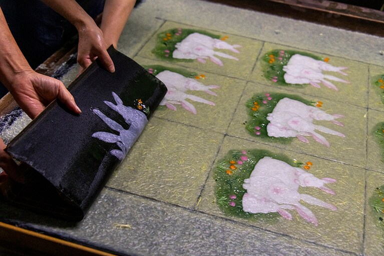 和紙の上にうさぎの模様を漉き合わせて、一枚一枚丹念につくられます。