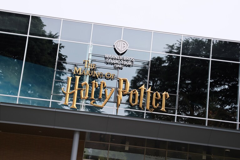 スタジオツアー東京の入りぐちロゴ。