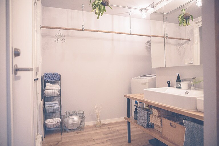 広い洗面所。来客の上着は奥のハンガーにかける。