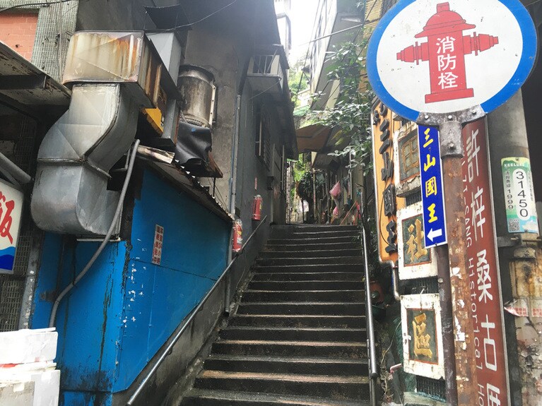 入り口には看板あり。ここからゆっくり登っても5分ほどで建物跡に到着。