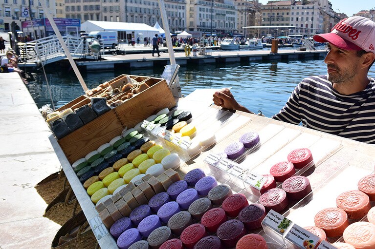 マルセイユといえば、マルセイユ石鹸！　旧港にて露店を発見。