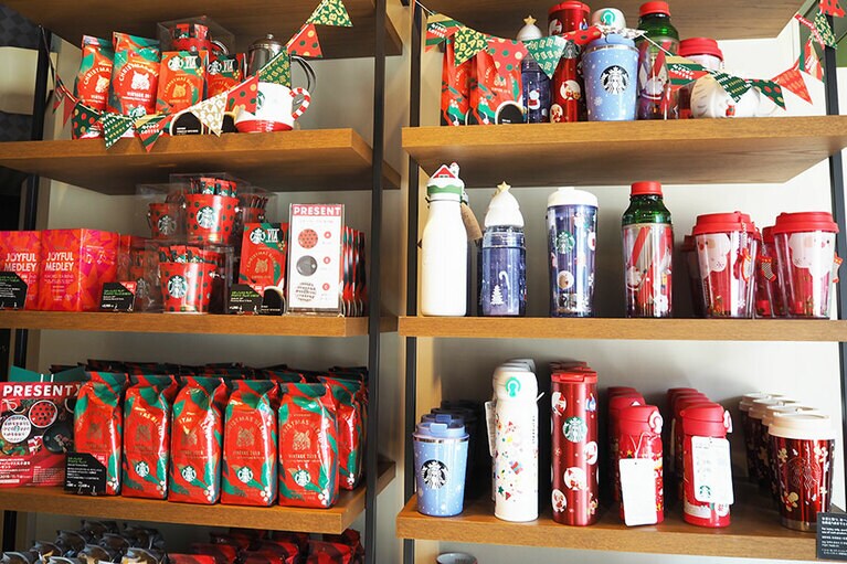 クリスマスカラーのタンブラーも、クリスマス ブレンドのパッケージも、全部かわいい～！
