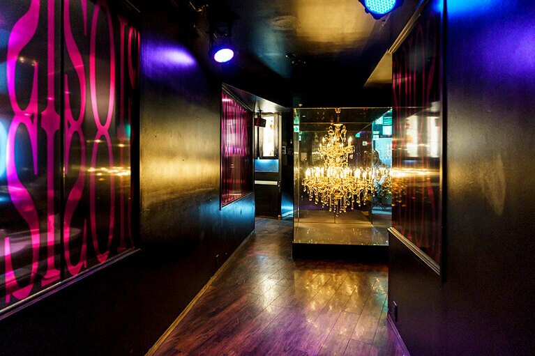 黒を基調にしたシックなムードの店内。ここを奥に進んで客席へ。