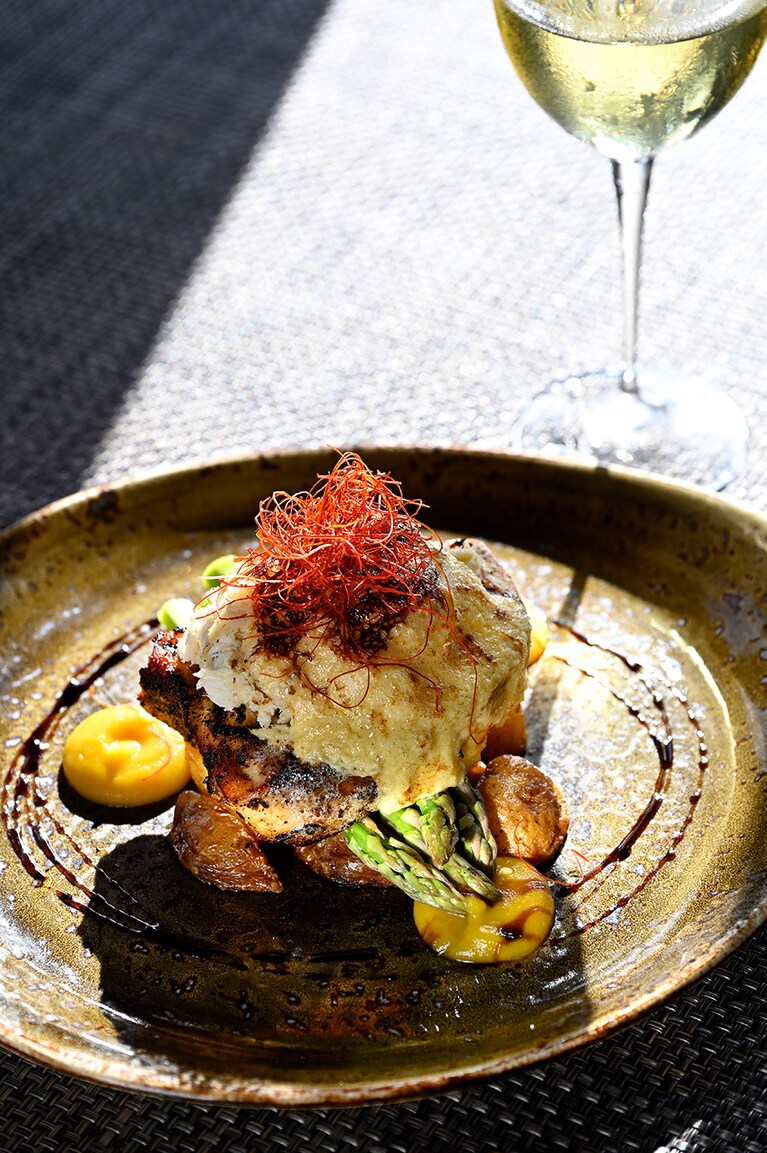 “シュウトメ(メカジキ)”には、パパイヤとハバネロを効かせたトロピカルなオランデーズソースを合わせて。45ドル。