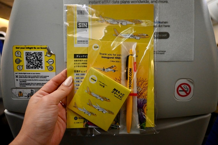 羽田便初就航の記念品が配られました。