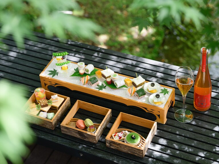 色とりどりのメニューが緑陰に映える。