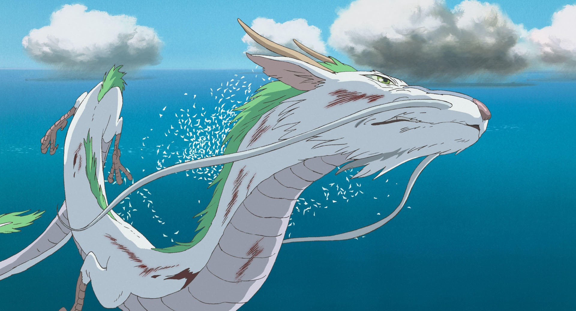 『千と千尋の神隠し』より。龍の姿で空を飛ぶハク　©2001 Studio Ghibli・NDDTM