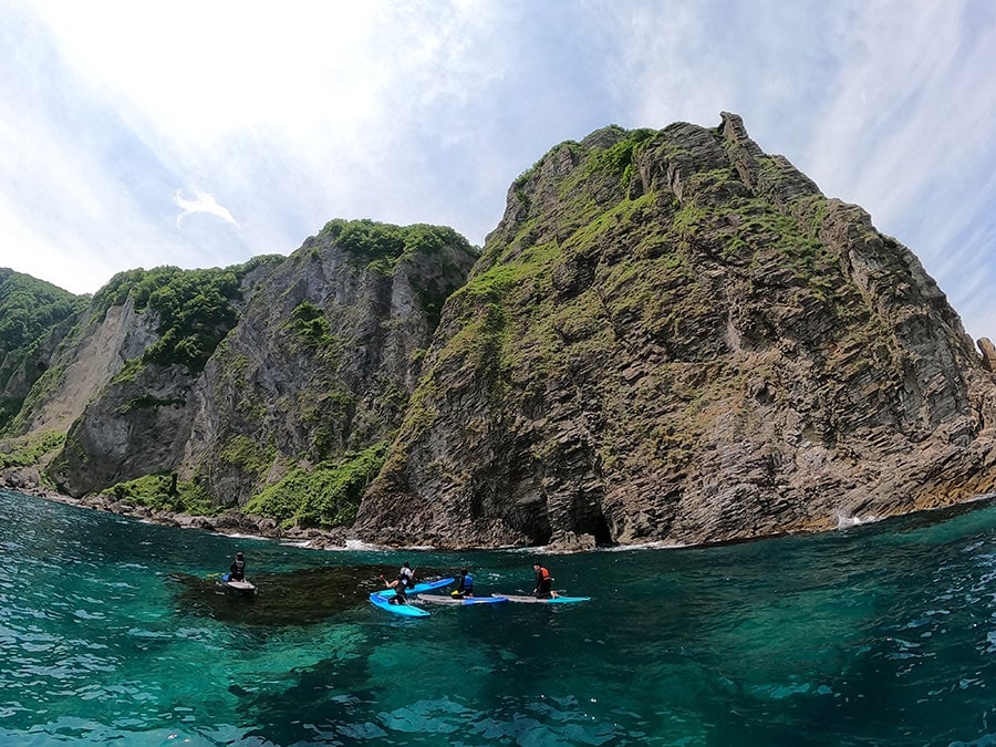 ブルーの海と豪快な断崖。水面からの目線で大自然を満喫できます。©K-LABO SUP