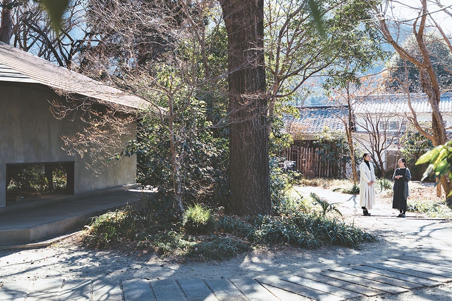 長く閉じられていた屋敷跡を生かした「evam eva yamanashi」。年月をかけて鬱蒼と茂った植栽の多くを生かし3つの建物が佇む。
