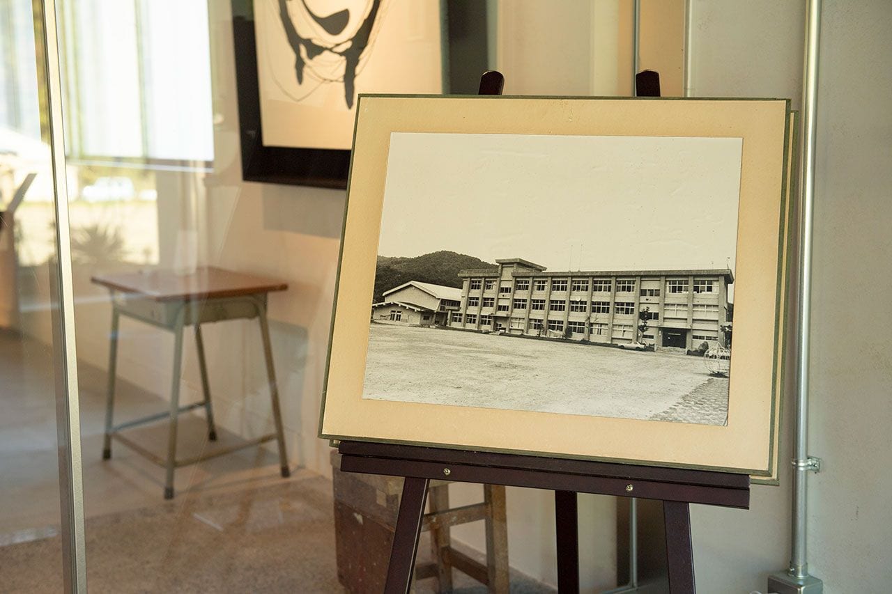 入り口には小松市立旧西尾小学校の写真が展示されている