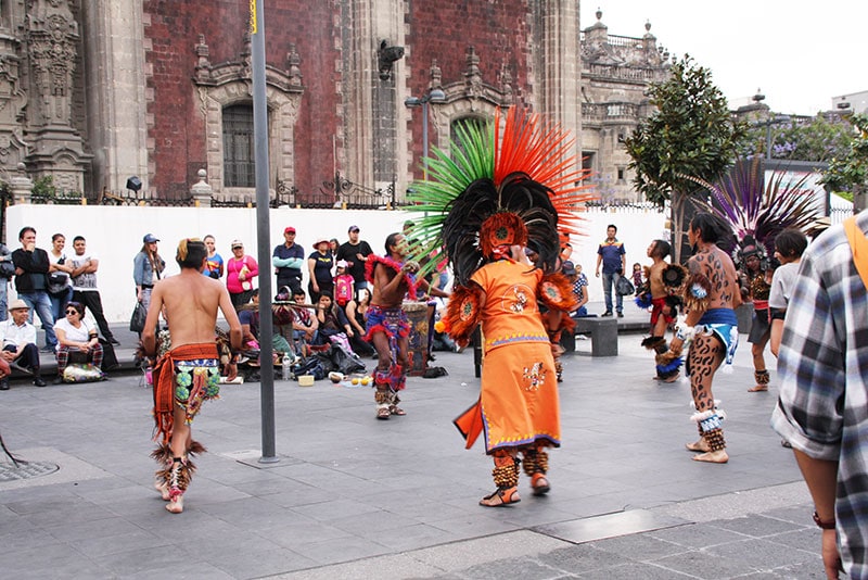 広場ではアステカの民族舞踊パフォーマンスが繰り広げられていた。