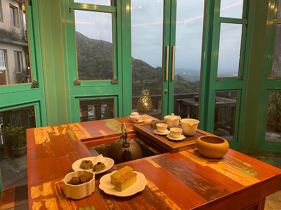 「九份茶坊」の見晴らしのいい茶室。ビビッドなグリーンが映えます。